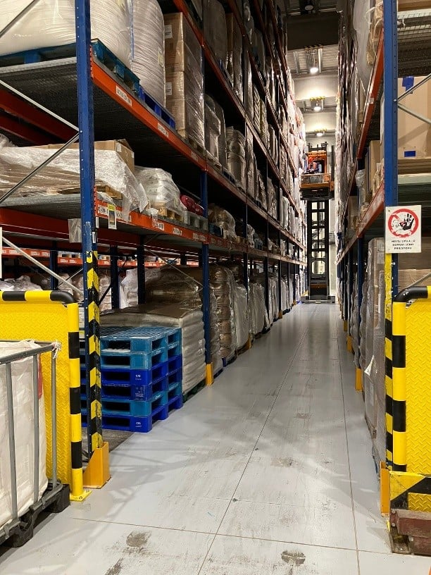 Superrovná podlaha ve skladu surovin