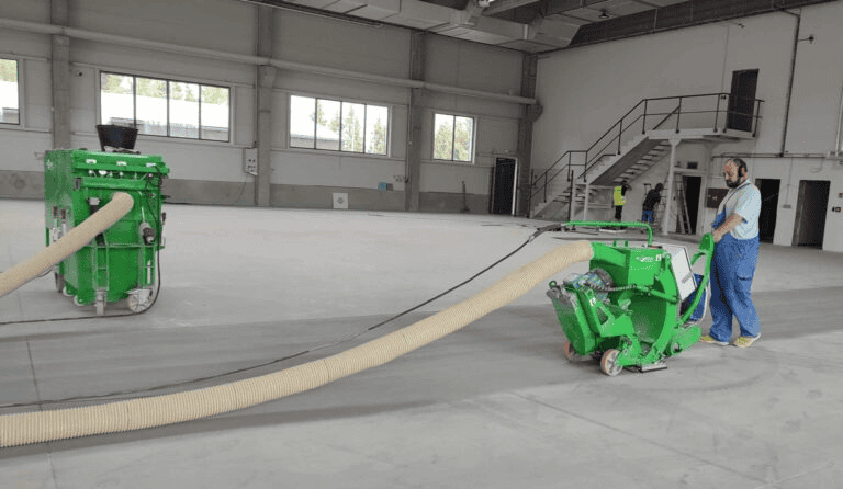 Tryskání betonu v podkladu podlahy pomocí speciálních strojů